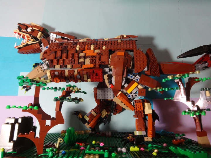 LEGO MOC - Jurassic World - Тиранозавр: Мой Тиранозавр очень большой! Он бежит на поиски еды и он очень зверски рычит!