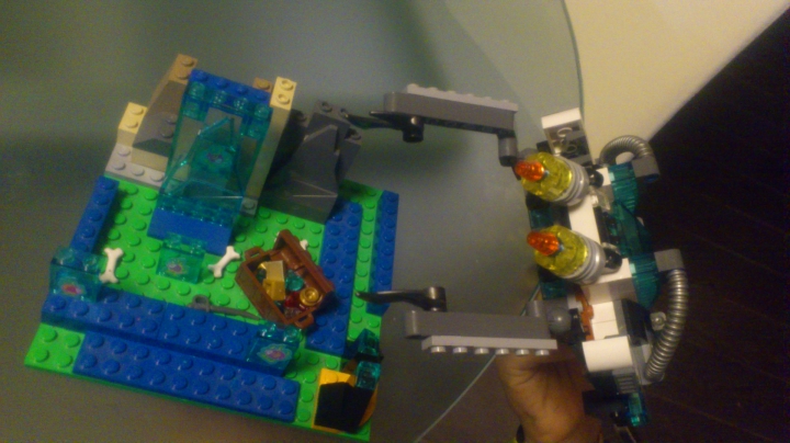 LEGO MOC - Submersibles - Подводный исследователь: Морское дно, с затонувшим кладом и аппарат, который его поднимает.