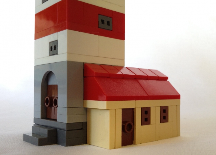 LEGO MOC - Submersibles - Внеконкурсный маяк в трех масштабах (mini scale, micro scale, nano scale) : (mini scale) Парадный вход в маяк и домик хранителей маяка