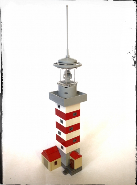 LEGO MOC - Submersibles - Внеконкурсный маяк в трех масштабах (mini scale, micro scale, nano scale) : Версия 1 (mini scale),  собрана из пяти цветов+прозрачный для остекления смотровой площадки и прозрачный желтый для линзы прожектора. 18 окон, 3 двери+одна двойная для парадного входа в маяк. Точное кол-во деталей неизвестно, приблизительно 100-150