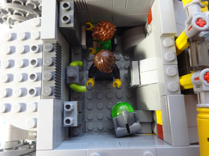 LEGO MOC - Submersibles -  Глубоководный исследовательский батискаф: Мы видим ещё двух членов экипажа.