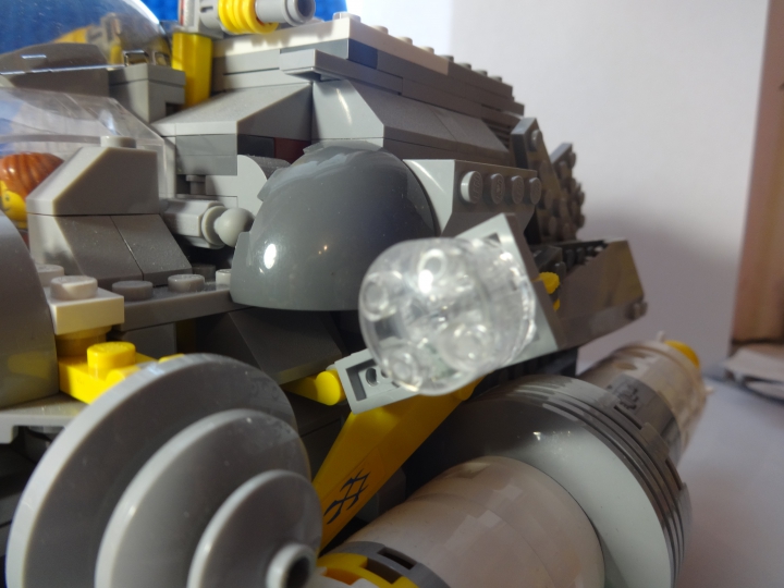 LEGO MOC - Submersibles -  Глубоководный исследовательский батискаф: Огромные фонари, торчащие по бокам освещают дно тёмного океана.