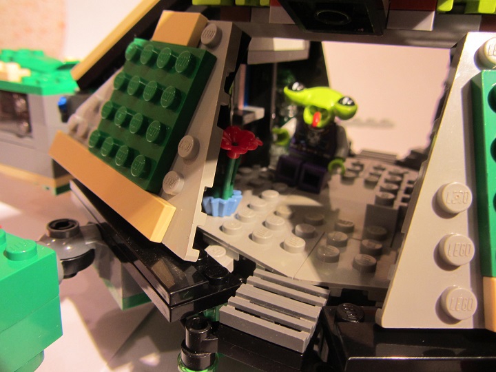 LEGO MOC - Submersibles - Тортилус: Форд в таком образе спокойно читает воганскую поэзию.