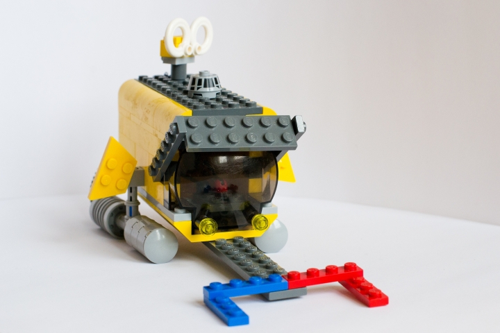 LEGO MOC - Submersibles - ПОДВОДНАЯ ЛОДКА СПАСАТЕЛЕЙ: Вид спереди. В кабине - рычаги управления