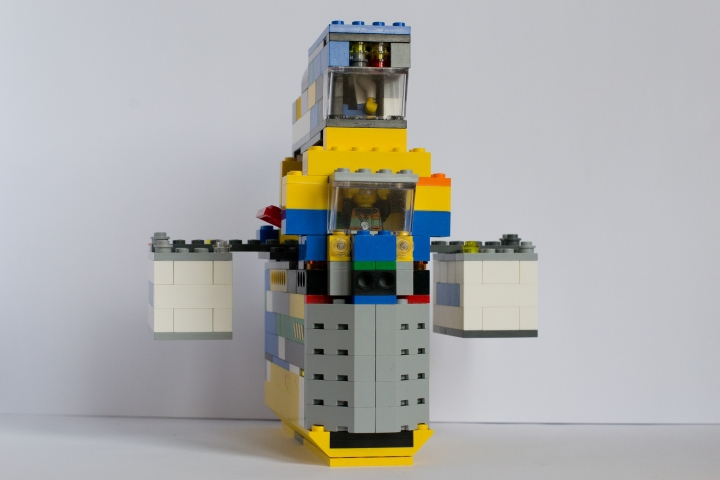 LEGO MOC - Submersibles - ПОДВОДНАЯ СТАНЦИЯ ДЛЯ ИССЛЕДОВАНИЯ ОКЕАНА: Вид спереди. Нижнее окошко - кабина капитана. Сверху установлена подводная лодка. По бокам два подводных аппарата.