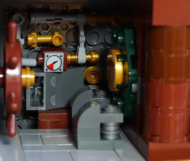 LEGO MOC - Submersibles - Golden Lionardo: Трюм. В нем есть много чего полезного. Здесь пираты хранят свое награбленное добро. Также можно увидеть немного личных вещей, бочки с продовольствием и сердце нашего золотого льва – паровой котел. Благодаря ему и работает двигатель, занимающий больше трети всей подлодки!