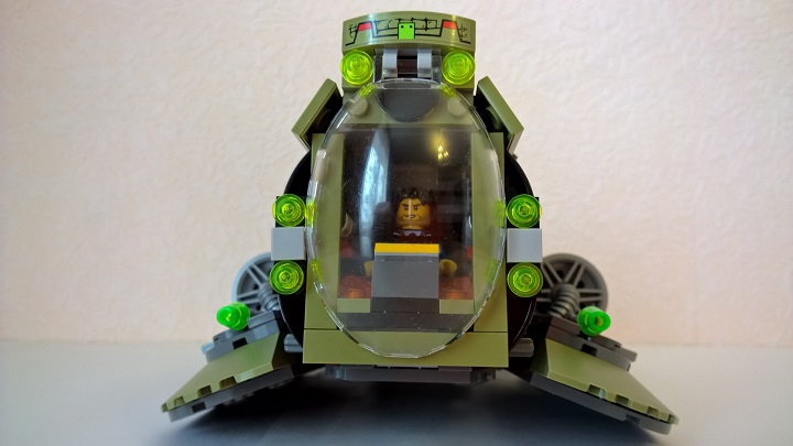 LEGO MOC - Submersibles - Подлодка глубинного агента: агент Бобби пришел первым на просмотр сего чуда, сразу занял пилотное кресло, так сказать: 'проверить управление.
