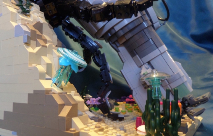 LEGO MOC - Submersibles - In the arms of an octopus: Чего только нет на морском дне...<br />
Вот например медузы).