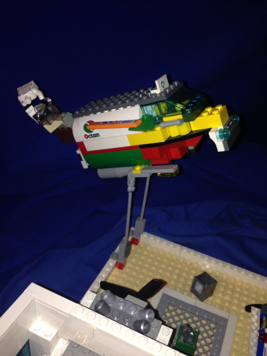 LEGO MOC - Submersibles - Школа навигации батискафов (2050г.): Я попытался изобразить что постройка находится под водой не только наличием скафандров на минифигурках, но и ещё поднятием вывалившегося мусора из мусоровоза.