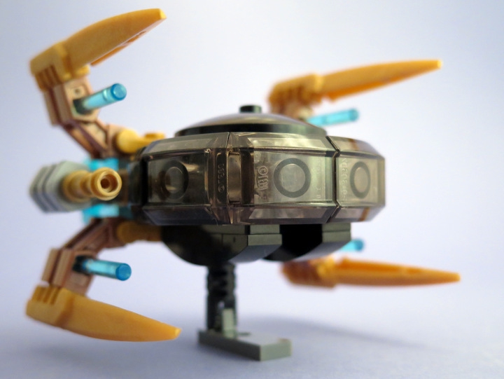LEGO MOC - Battle of the Masters 'In cube' - Golden Uninoida: И оп-па! Модель устойчиво стоит.