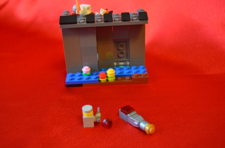LEGO MOC - Battle of the Masters 'In cube' - Атака на Темный Замок: Вынеся все, что показалось привлекательным (то есть Рубин и статую бывшего короля), Димус решил стереть с лица земли это достояние средневековой архитектуры.
