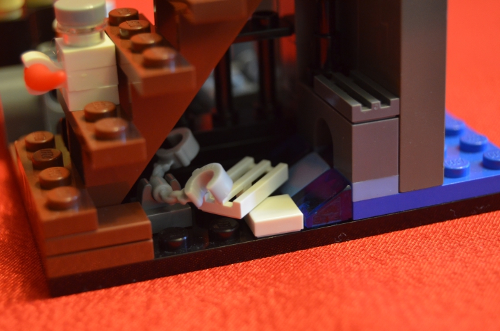 LEGO MOC - Battle of the Masters 'In cube' - Атака на Темный Замок: Теперь рассмотрим подробнее интерьер. Темница. На полу валяются чьи-то останки, освещенные огнем факела. Эта прекрасная картина дополняется журчащей сточной водицей.