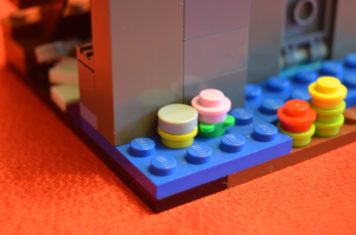 LEGO MOC - Battle of the Masters 'In cube' - Атака на Темный Замок: Незаметно для стражников, Грин прыгнул в воду, чтобы проникнуть в замок через водосток.
