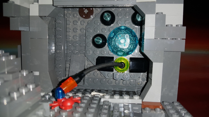 LEGO MOC - Инопланетная жизнь - Жизнь на планета Ореол: Ага, попался! Маленький паучок поддался на хитрость Скорджа. А тот совершенно не против перекусить.