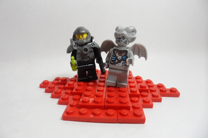 LEGO MOC - Инопланетная жизнь - Охота на синий куб: Теперь рассмотрим другой модуль, средний по размеру. На нем расположились охотники. Один из них - с Земли, второй - коренной житель планеты Роска.