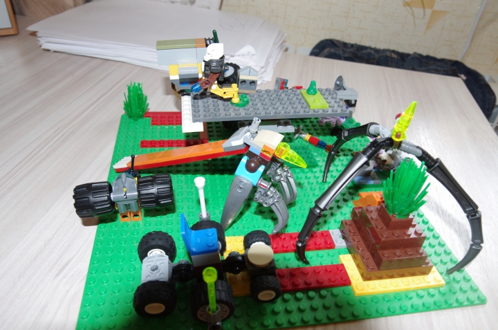 LEGO MOC - Инопланетная жизнь - Инопланетная жизнь: Общимй план, хорошо виден вездеход космобиолога.