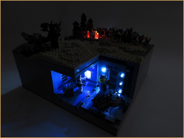 LEGO MOC - Инопланетная жизнь - Синтия: планета песка и леса.: Фото работы в темноте. Внутри присутствуют осветительные элементы, и, по-моему, это выглядит очень красиво!