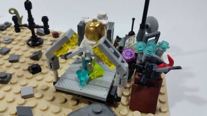 LEGO MOC - Инопланетная жизнь - Контакт состоится!: Один из космонавтов принялся изучать кристаллы. Оборудования у него много и оно все разное<br />
Оружие так же нужно. А вдруг разумная жизнь будет агрессивной?