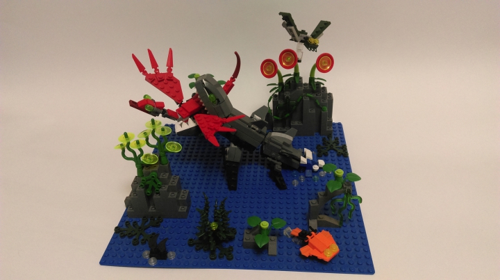 LEGO MOC - Инопланетная жизнь - За три часа до заката.: Сейчас перед нашими глазами разворачивается сцена охоты самого грозного хищника Скалистого моря - Криодонта.<br />
Это огромное чудовище подкараулило зазивавшегося у воды вартокаринха. Одним ударом хвоста хищник выбрасывает себя из воды и хватает несчастное летучее создание. 