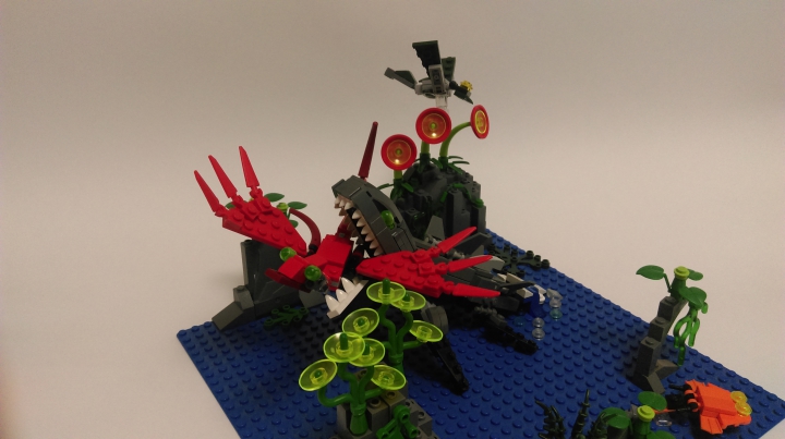 LEGO MOC - Инопланетная жизнь - За три часа до заката.: Тройные челюсти смыкаются на беззащитной жертве, вартокаринху уже не удастся спастись... 