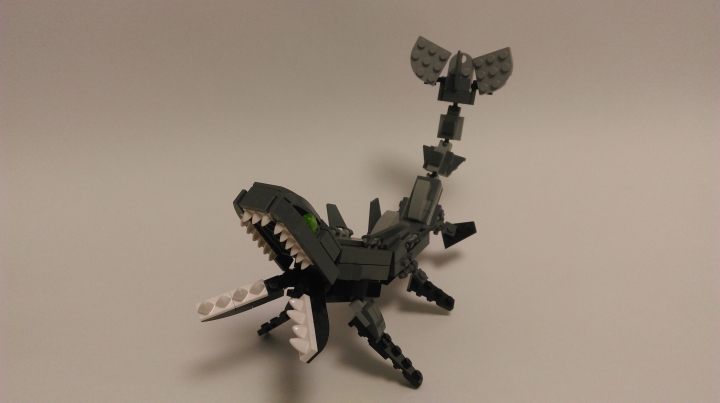 LEGO MOC - Инопланетная жизнь - За три часа до заката.: Ну и, конечно, верховный хищник - криодонт. Это двенадцатиметровое созданье может развивать огормную скорость в воде, маниврируя между скал благоларя Трём парам грудных плавников и четерём парным спинным лопостям.