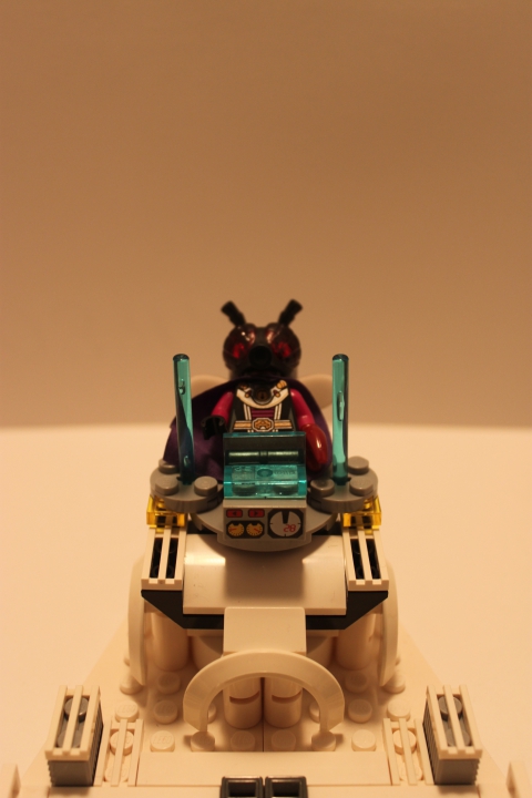 LEGO MOC - Инопланетная жизнь - Последняя жертва: Властитель на специальном троне с встроенной системой поддержания жизни