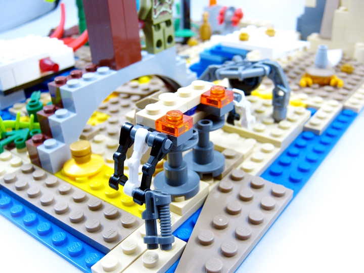 LEGO MOC - Инопланетная жизнь - Однажды на планете Пескор: Робот Машинопечатник подшучивает над роботом Кипятильником: 'Не маловато ли тебе 3-х ног?!'