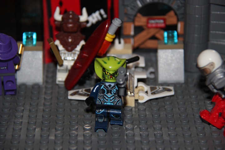 LEGO MOC - Инопланетная жизнь - Планета геофитов: Галактический рынок: -Хсхсшшшх! ('Вор пойман!' или 'Всем пока!', короче 'Mission Completed!')