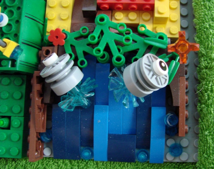LEGO MOC - Инопланетная жизнь - Вторая Земля: В озере плавают парпалёны с хвостами, похожими на пропеллеры.