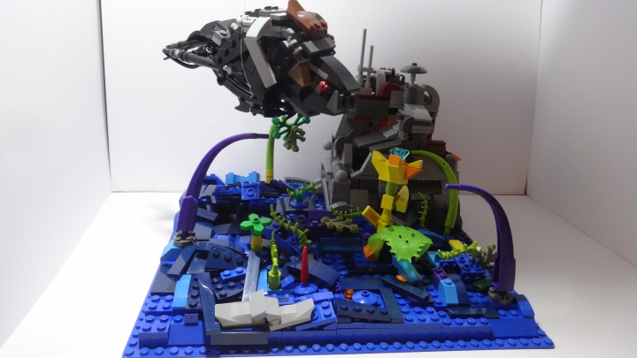 LEGO MOC - Инопланетная жизнь - Кусочек жизни на планете Скаардж: Вот общий план моей работы, на ней изображен технокомуникационный игно-билио завод, необычная растительность на синей почве и Кутпрат парящий в воздухе.