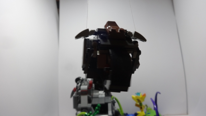 LEGO MOC - Инопланетная жизнь - Кусочек жизни на планете Скаардж: Кутпрат (полу робот) Вид спереди.