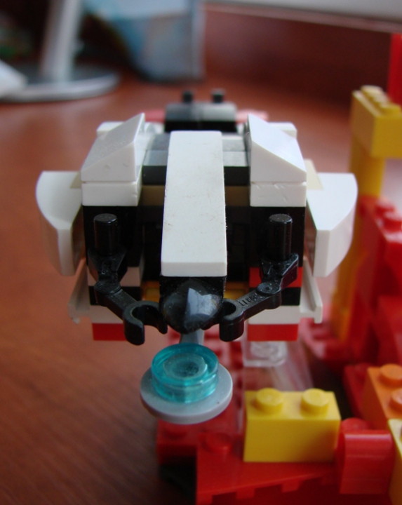 LEGO MOC - Инопланетная жизнь - Огнедышащая планета: Вот так выглядит Стит спереди.