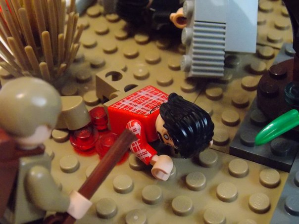 LEGO MOC - Joy and Sadness of Great Victory - 'Мало кто помнит этот дом...': -Это был парнишка лет 16 или 17.Его нога...была оторвана,а в глазах был такой кошмар,что мне никогда не забыть.Перед смертью,он сказал :'В доме...'