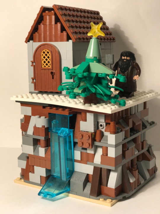 LEGO MOC - New Year's Brick 2017 - Новый год на планете великанов: А кто – то трудится без отдыху даже в канун праздника, украшая свой небольшой дом.