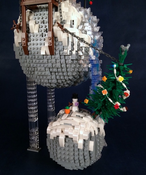 LEGO MOC - New Year's Brick 2017 - Фэнтези Новый Год : На нижней сфере расположился снеговик.