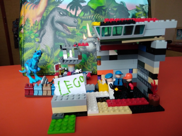 LEGO MOC - Detective Contest - Расследование пропавшего яйца с фермы динозавров: Вид спереди
