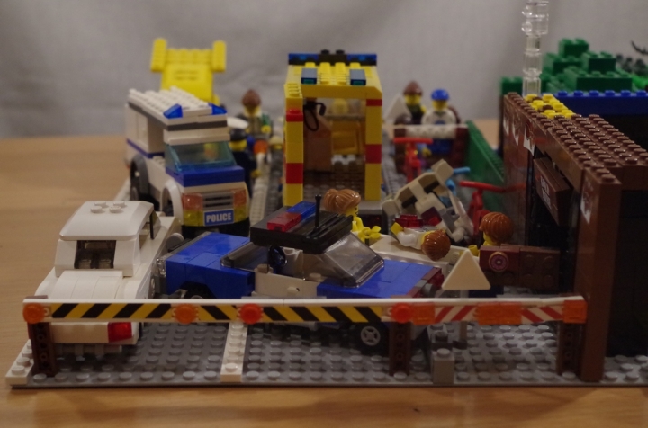 LEGO MOC - Detective Contest - Убийство и кража в спортбаре 'Шахта золота' на конце города.: Проезжая часть и тротуар перекрыты.