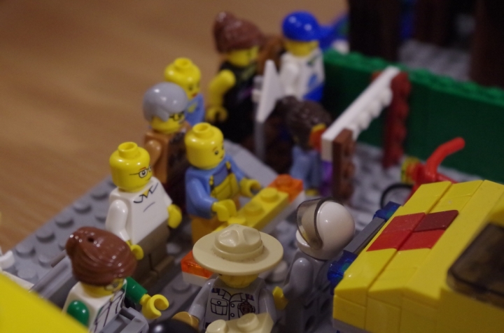 LEGO MOC - Detective Contest - Убийство и кража в спортбаре 'Шахта золота' на конце города.: Толпа любопытных людей.