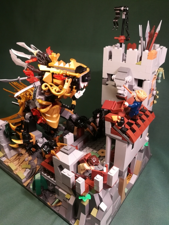 LEGO MOC - Fantastic Beasts And Who Dreams Of Them - Императорский метаморфозмей (Золотой Ужас).: Но здесь не один любитель драгоценностей. Следует заметить, что метаморфозмеи не терпят покушений на свои сокровища, тем более на свою золотую броню, и рептилия приходит в ярость...