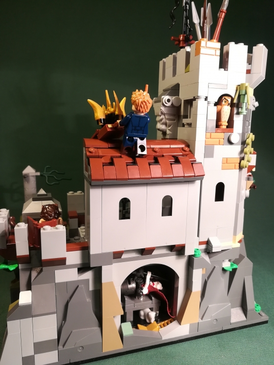 LEGO MOC - Fantastic Beasts And Who Dreams Of Them - Императорский метаморфозмей (Золотой Ужас).: ... не зная, что её ожидает ловушка. Лёгким движением руки Ньют захлопывает чемодан и 'Золотой ужас' пойман. Существо, державшее в страхе всю округу, больше не опасно.