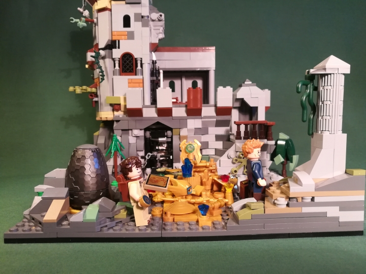 LEGO MOC - Fantastic Beasts And Who Dreams Of Them - Императорский метаморфозмей (Золотой Ужас).: Итак, в 1928 году местные жители стали замечать в окрестностях замка странного человека в синем пальто и с чемоданом. Позже очевидцы утверждали, что он нанял в качестве проводника поселенца близлежащей деревни. 