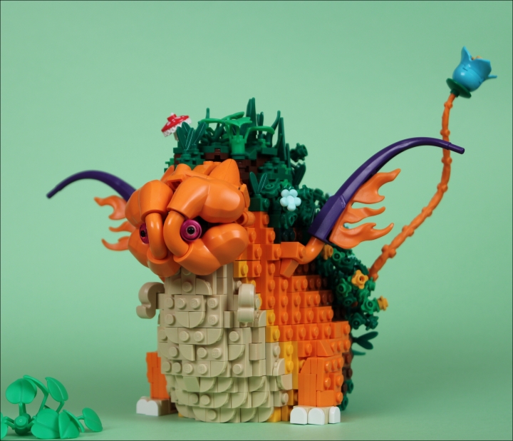 LEGO MOC - Fantastic Beasts And Who Dreams Of Them - Garden dragon: Вот так выглядит средний представитель вида. Хотя быть может этот отъелся несколько больше прочих.<br />
Существо разумно, хотя и не очень-то умно.