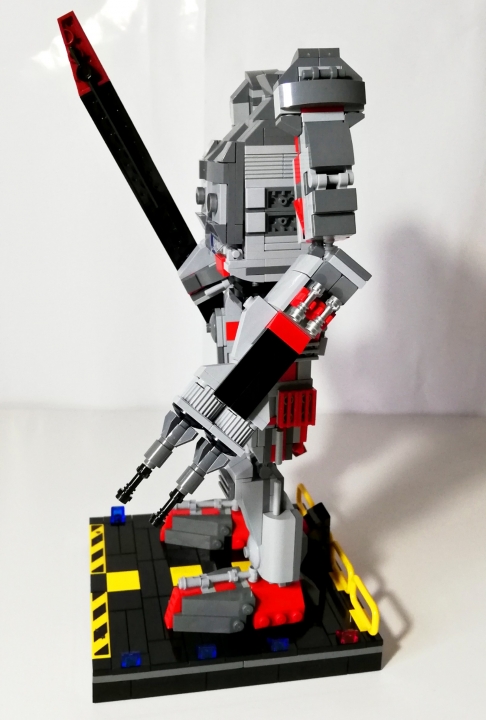 LEGO MOC - 16x16: Mech - Танатос-5000: На левой руке располагается лазерная пушка. Она ослабляет щиты противника что бы впоследствии нанести ему удар мечом.