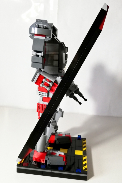 LEGO MOC - 16x16: Mech - Танатос-5000: На правой руке прикреплен меч, проводящий энергетические импульсы. У Титанобоа крепкие щиты, и пробить их ракетами или еще какими-нибудь пушками очень сложно.