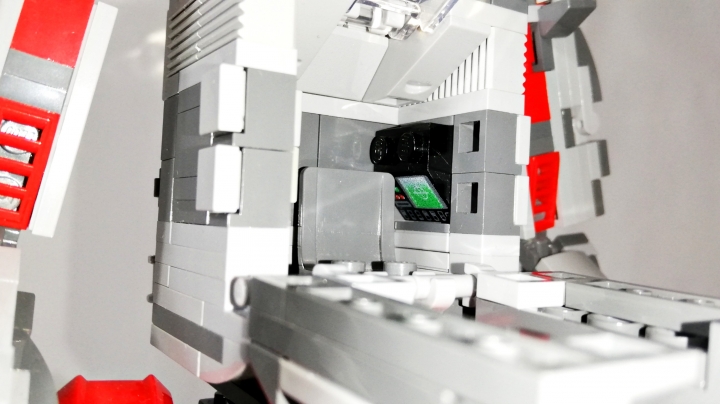 LEGO MOC - 16x16: Mech - Танатос-5000: В камере расположены нужные приборы и компьютер.