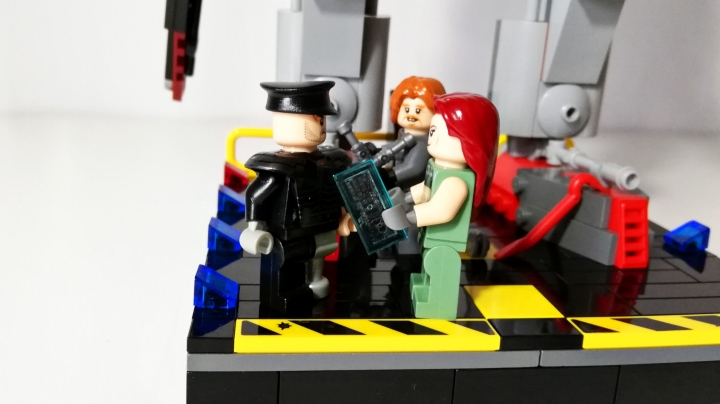 LEGO MOC - 16x16: Mech - Танатос-5000: Вот он, кстати, слева. Обсуждает что-то с Ленкой Третьяковой. Она у нас отвечает за инженерный отсек. Мужа потеряла в войне, а оба сына пропали без вести. Наверно, уже и нет смысла искать...<br />
За ними Васька техник, очень хороший мужик, свое дело знает. <br />
А генерал... он хороший вояка. В войне потерял ногу и кисть. Но по прежнему крепок. Такие как он нам нужны в этой войне.