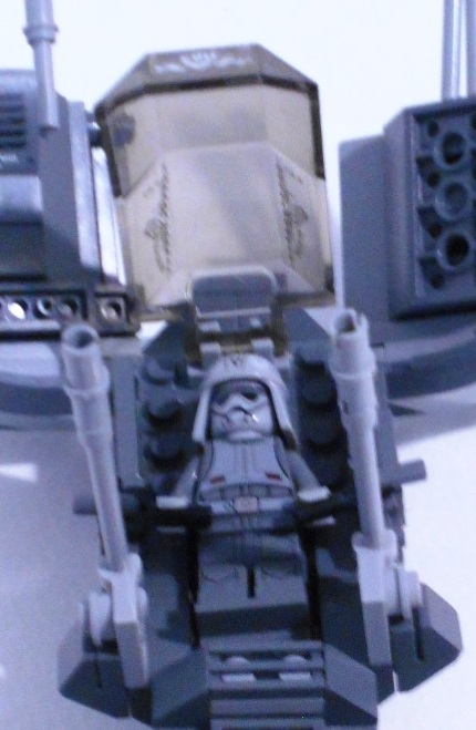 LEGO MOC - 16x16: Mech - Мех, не переживший своей победы: Вид открытой кабины и водителя.