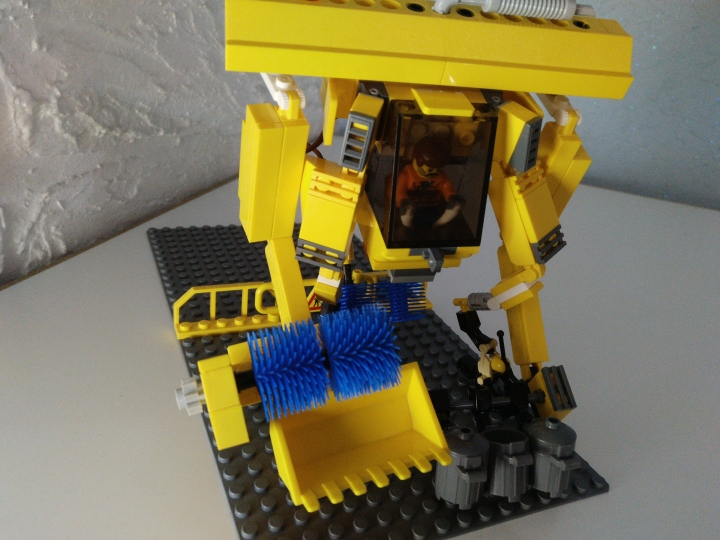 LEGO MOC - 16x16: Mech - MCW-300: Щетка и ковш в правой 'руке' меха отлично служат для сухой уборки крупного мусора.