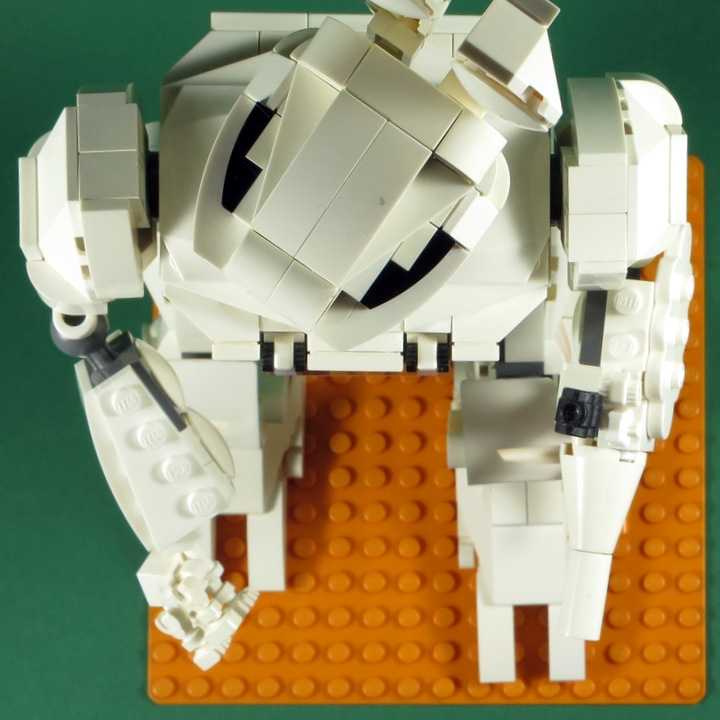 LEGO MOC - 16x16: Mech - Белый Кролик: Техническое фото на подставке 16*16 два.
