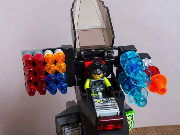 LEGO MOC - 16x16: Mech - УШБМ 'Щит': Пилотирует УШБМ 'ЩИТ' - Капитан Эйс Спидман<br />
Вы можете обратить внимание на систему управления. Джойстик и приборная панель позволяют легко управлять ШБМ, а специальный шлем дополненной реальности упрощает целеполагание. На носу вы можете также увидеть дополнительный сенсор широко спектра для отслеживания целей в тяжелых условиях, таких как джунгли. 